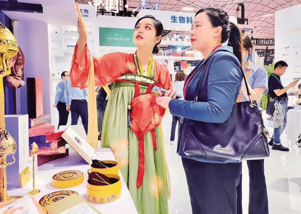 非遗打底、文创走俏，消博会文化消费势头热