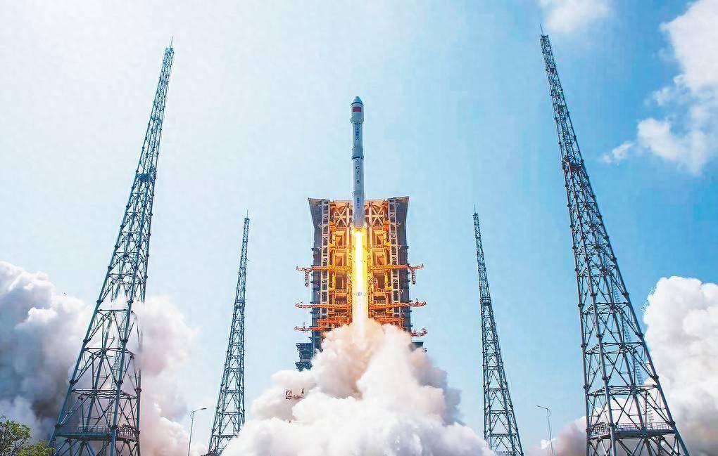 嫦娥六号任务器箭组合体完成垂直转运