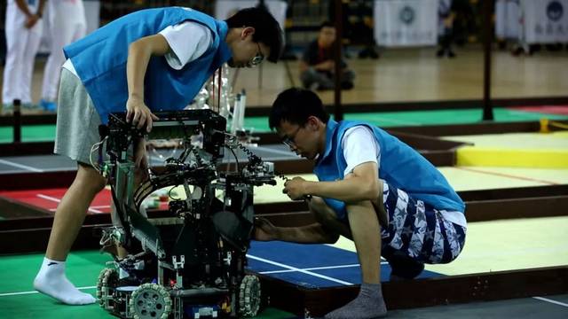 电子科技大学夺得机器人大赛三连冠