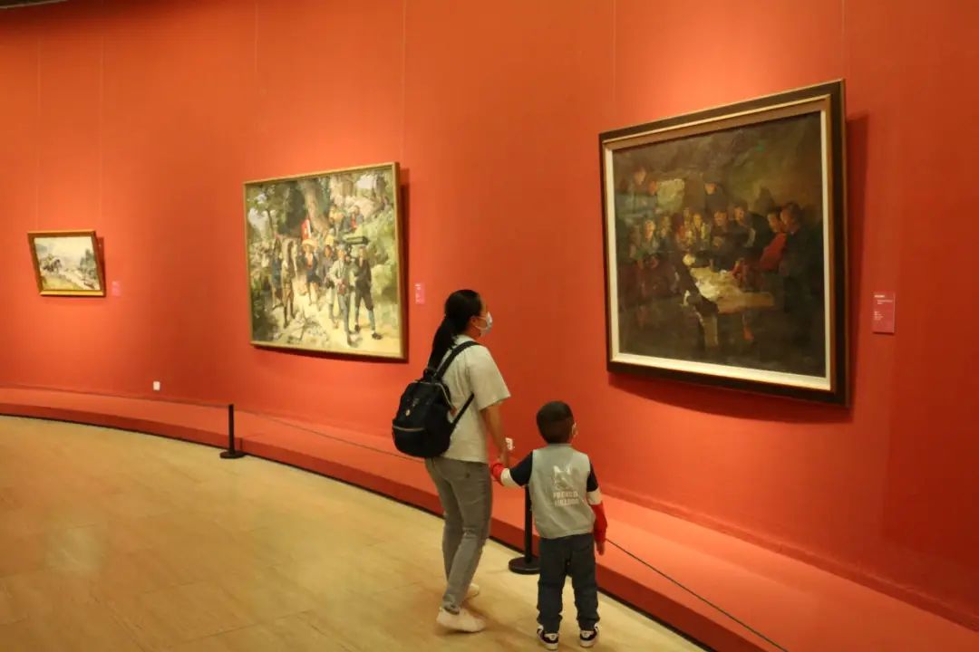 逛展怎么还要上划船机啊?吃个煎饼果子压压惊