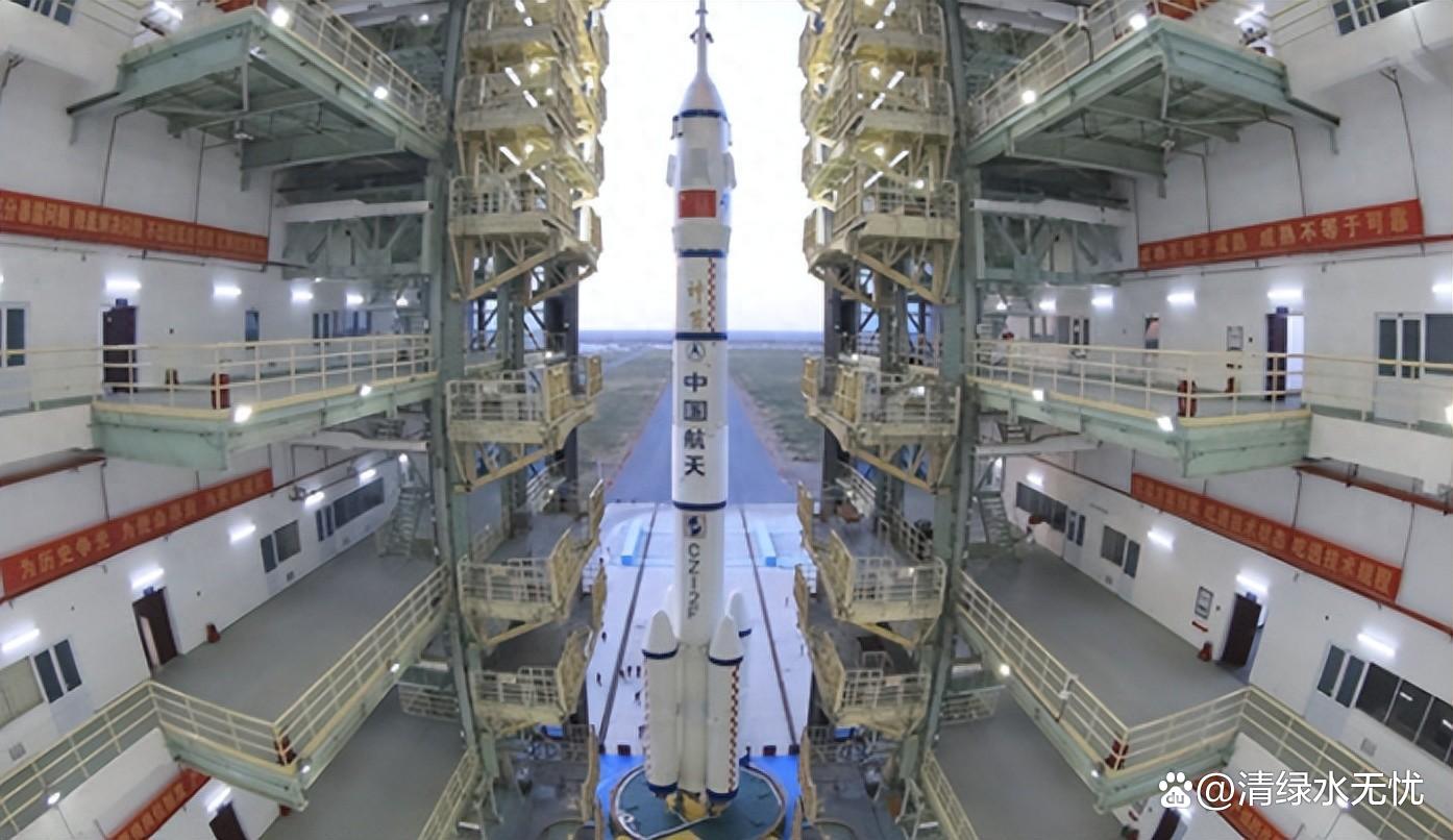 中国登月服首次公开亮相