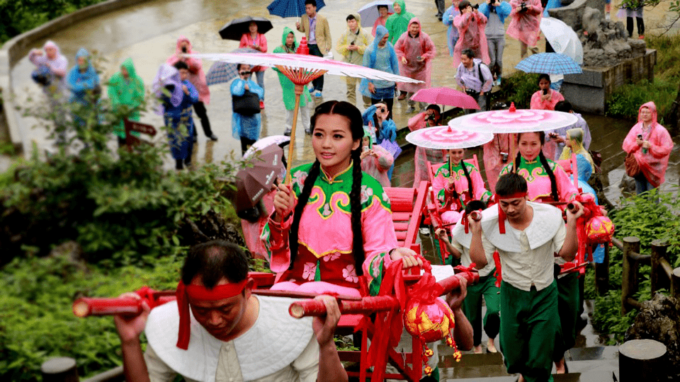四川华蓥举行“滑竿抬幺妹”非遗展演比赛活动