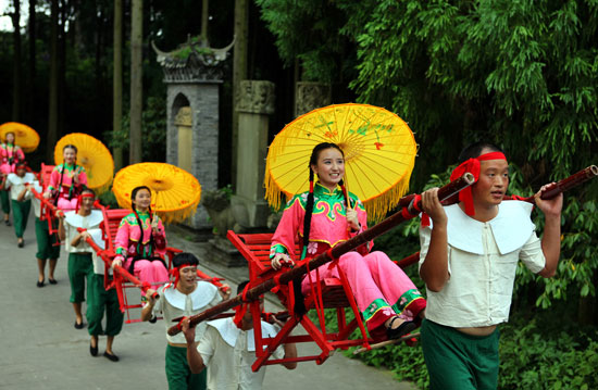 四川华蓥举行“滑竿抬幺妹”非遗展演比赛活动