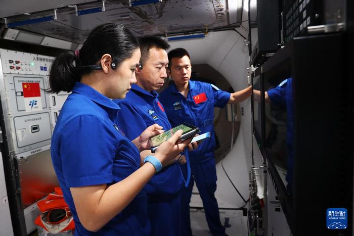 新华社消息|9小时!神十九乘组刷新中国航天员单次出舱活动时长纪录