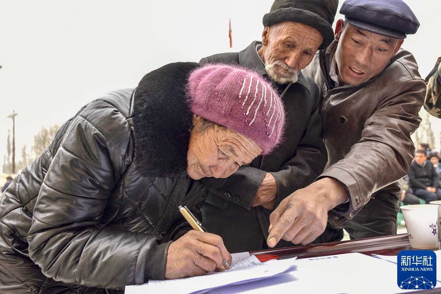 新华全媒头条|看见的力量——走进“国社之镜·世纪光影”新华社新闻摄影展