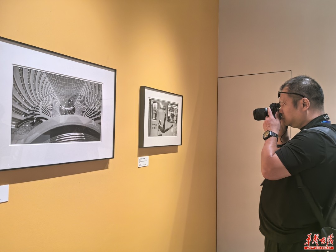 “回眸成诗”——马克·吕布摄影回顾展在蓉开幕