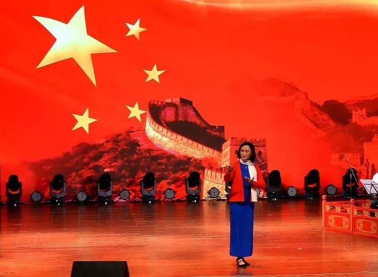 荷兰首都举办冰雕展庆祝建城750周年