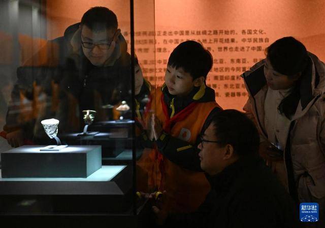 “丝路融合之美——西域来通大唐杯专题展”在郑州开