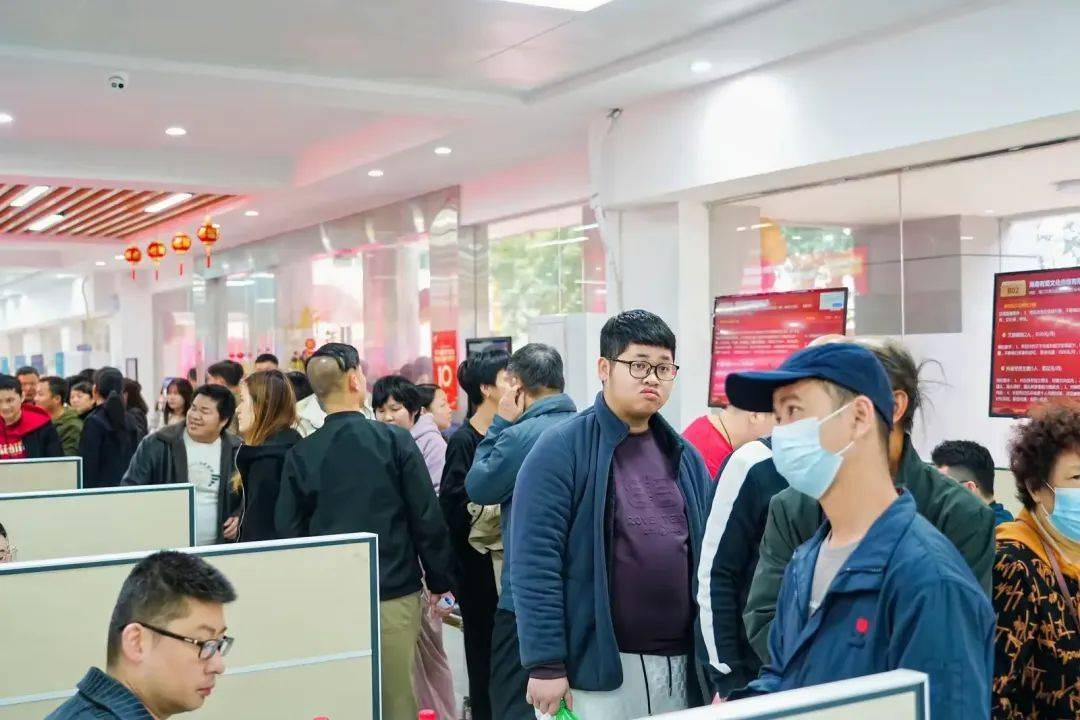 在就业援助招聘会上“赶大集”