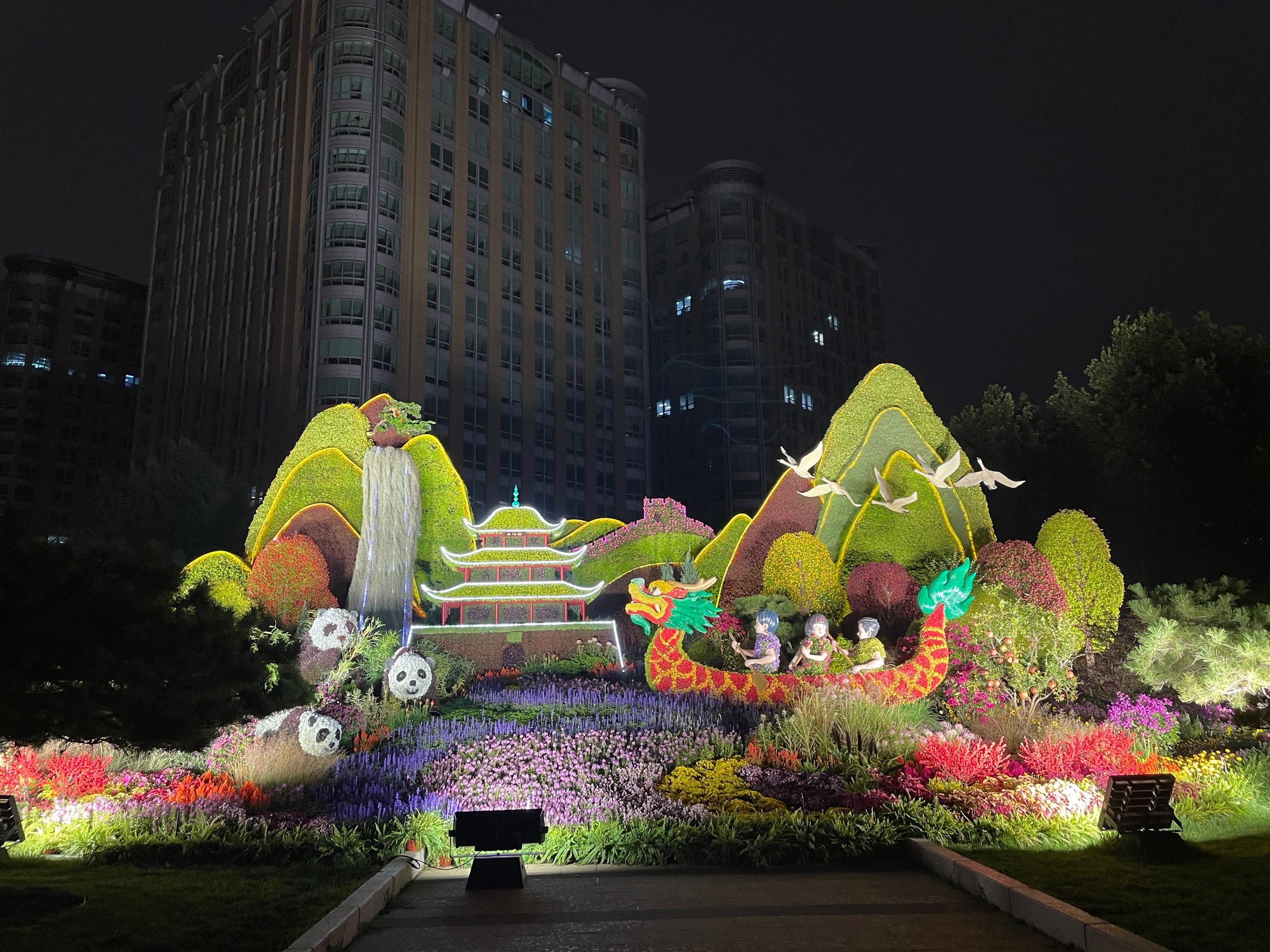 中国灯艺作品“点亮”布鲁塞尔灯光节