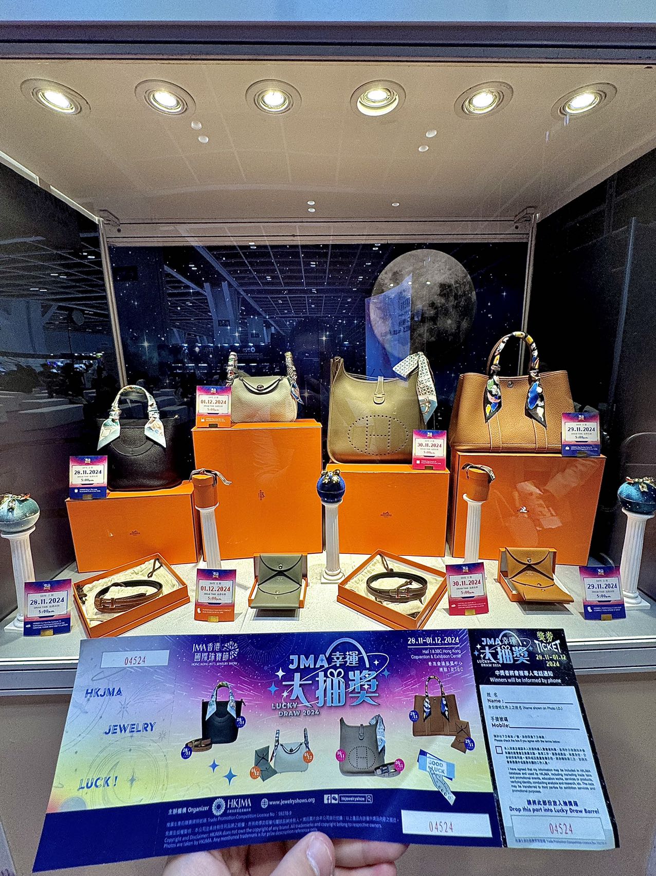 香港举行珠宝展 展示全球潮流珠宝饰品