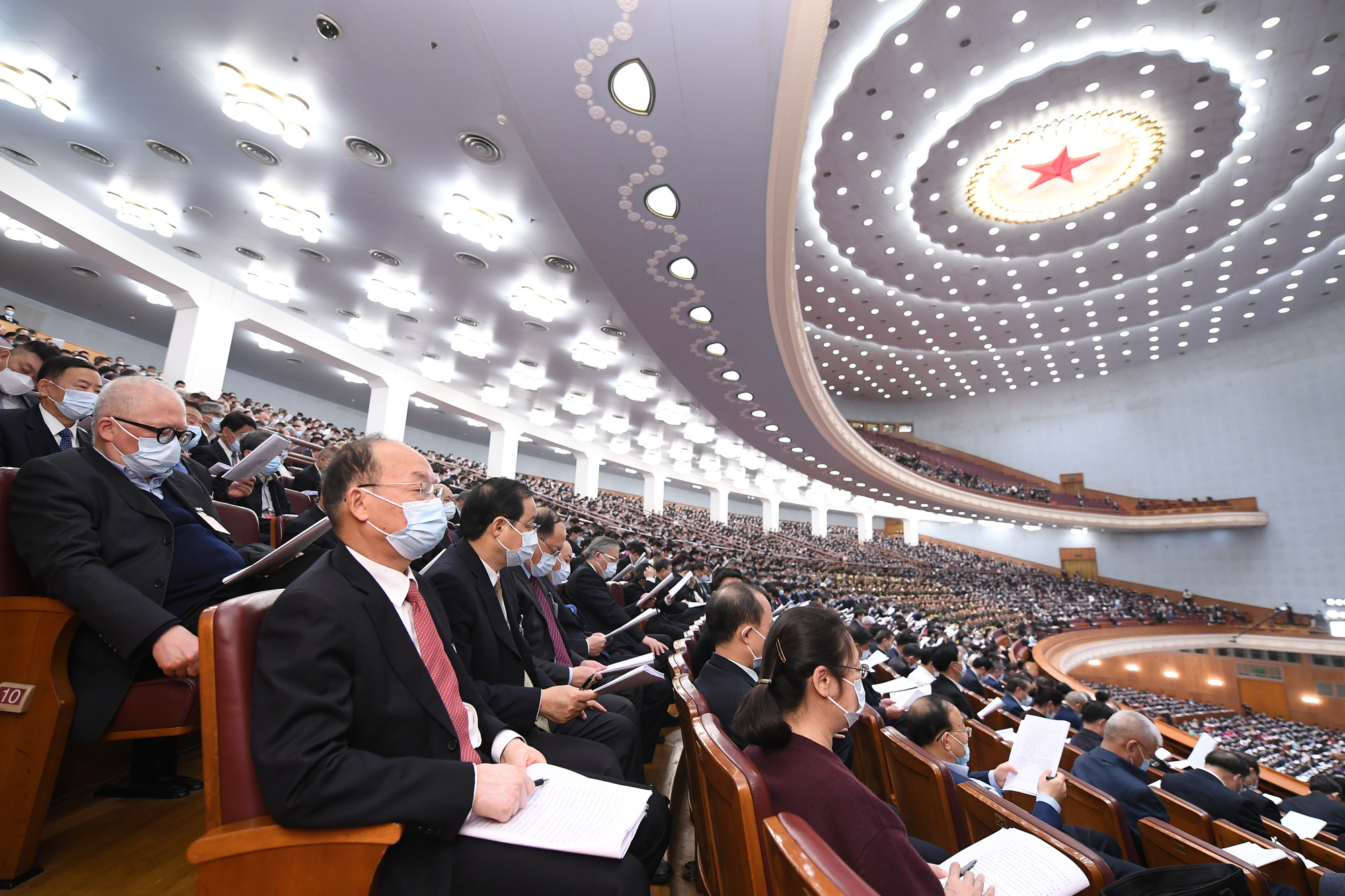 托起幸福“夕阳红”——从全国两会看养老金融新图景