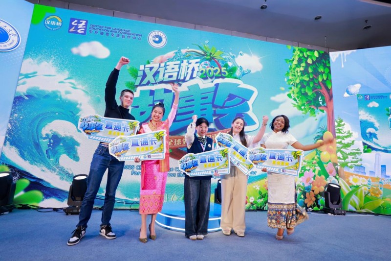 一探究竟|“汉语桥”故事会选手参观《黑神话：悟空》艺术展