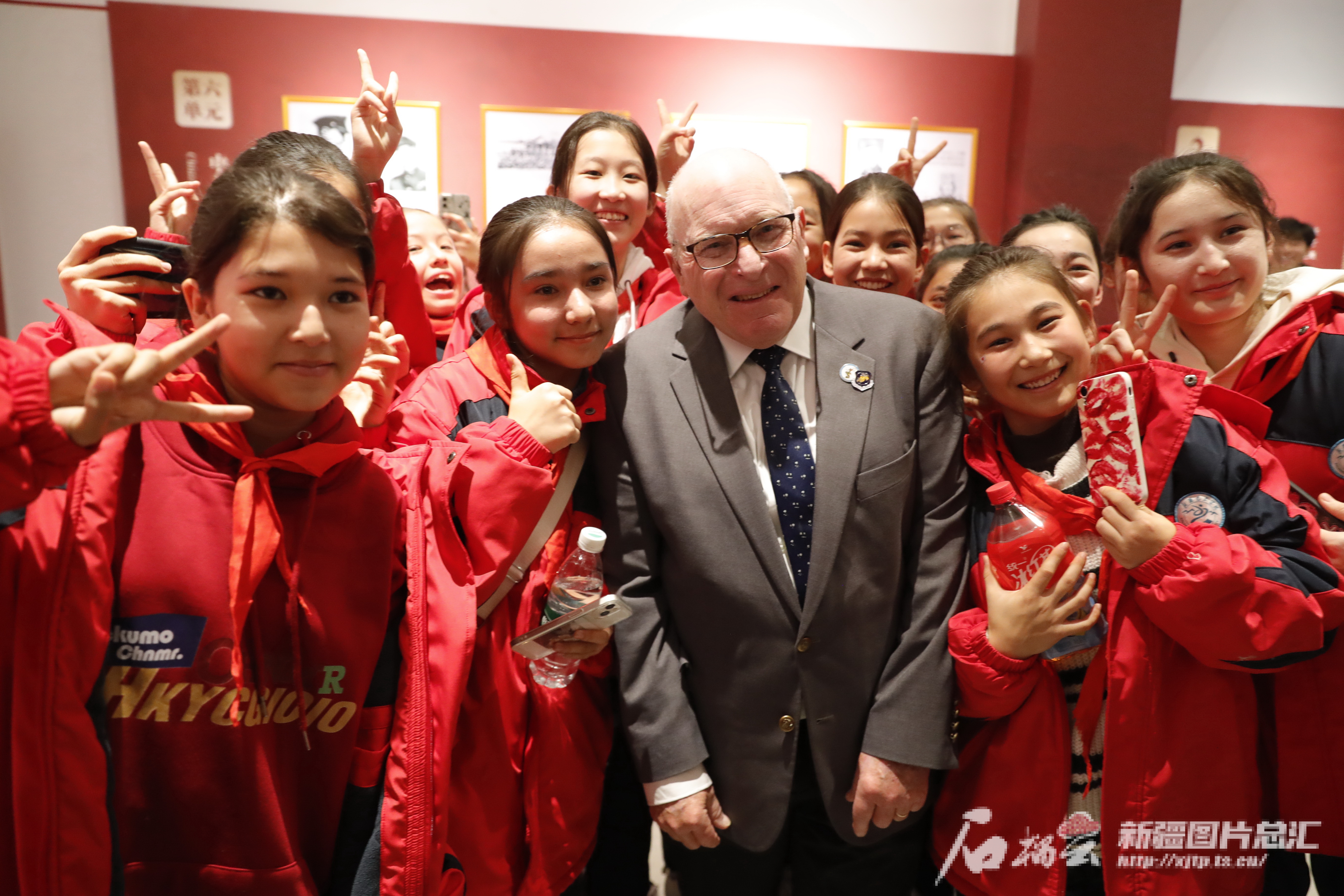 “铭记英雄 共创未来”飞虎队主题历史图片展在上海举行