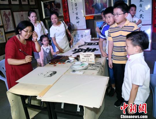 中老青年艺术家交流展在老挝拉开序幕