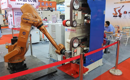 王启舟：人形机器人3-5年将实现非开放式工业场景批量应用