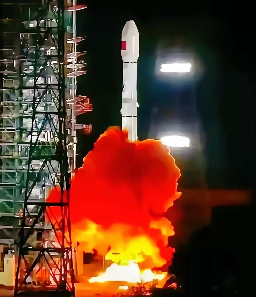 我载人航天器地外天体着陆起飞试验圆满成功